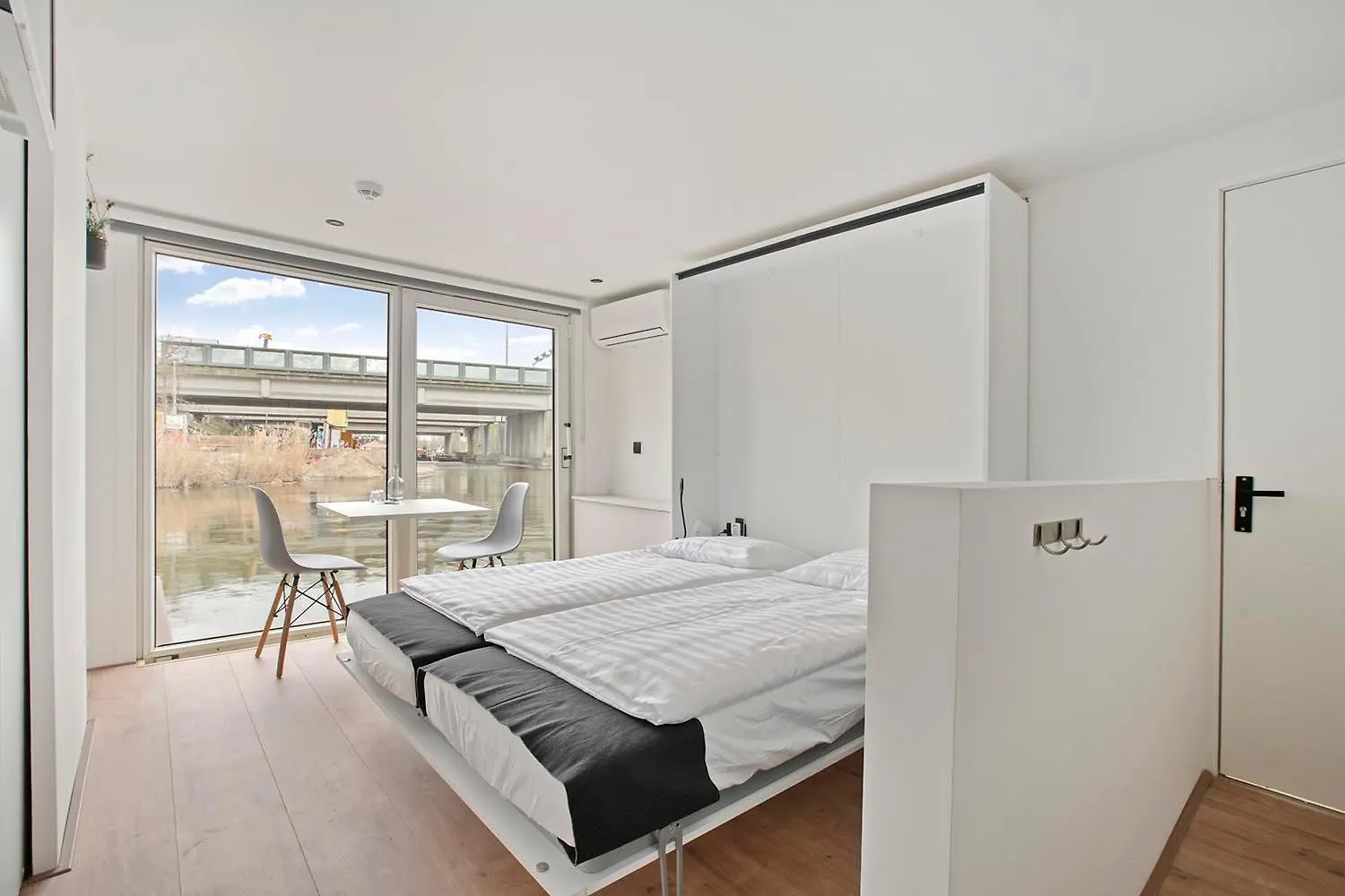 Bed & Breakfast Houseboat The New Lake - Nieuwe Meer Amsterdam